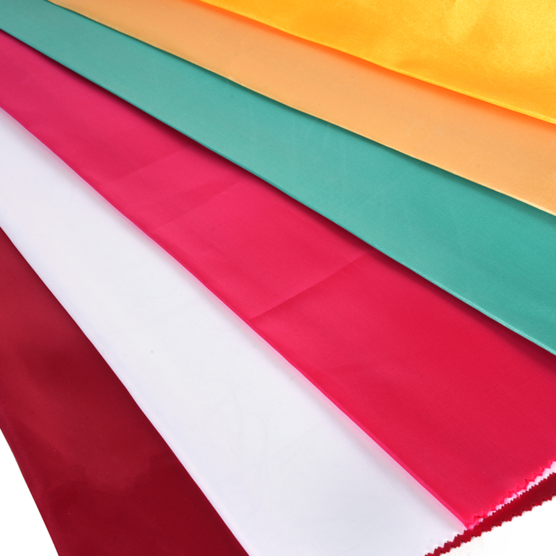 50/75 glansigt icke-tvinnat satäng + tunn paddel på tyg